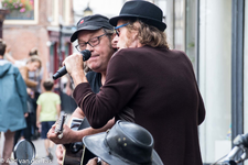 838405 Afbeelding van een straatoptreden van leden van de Utrechtse band Van Piekeren, met rechts Jan van Piekeren, in ...